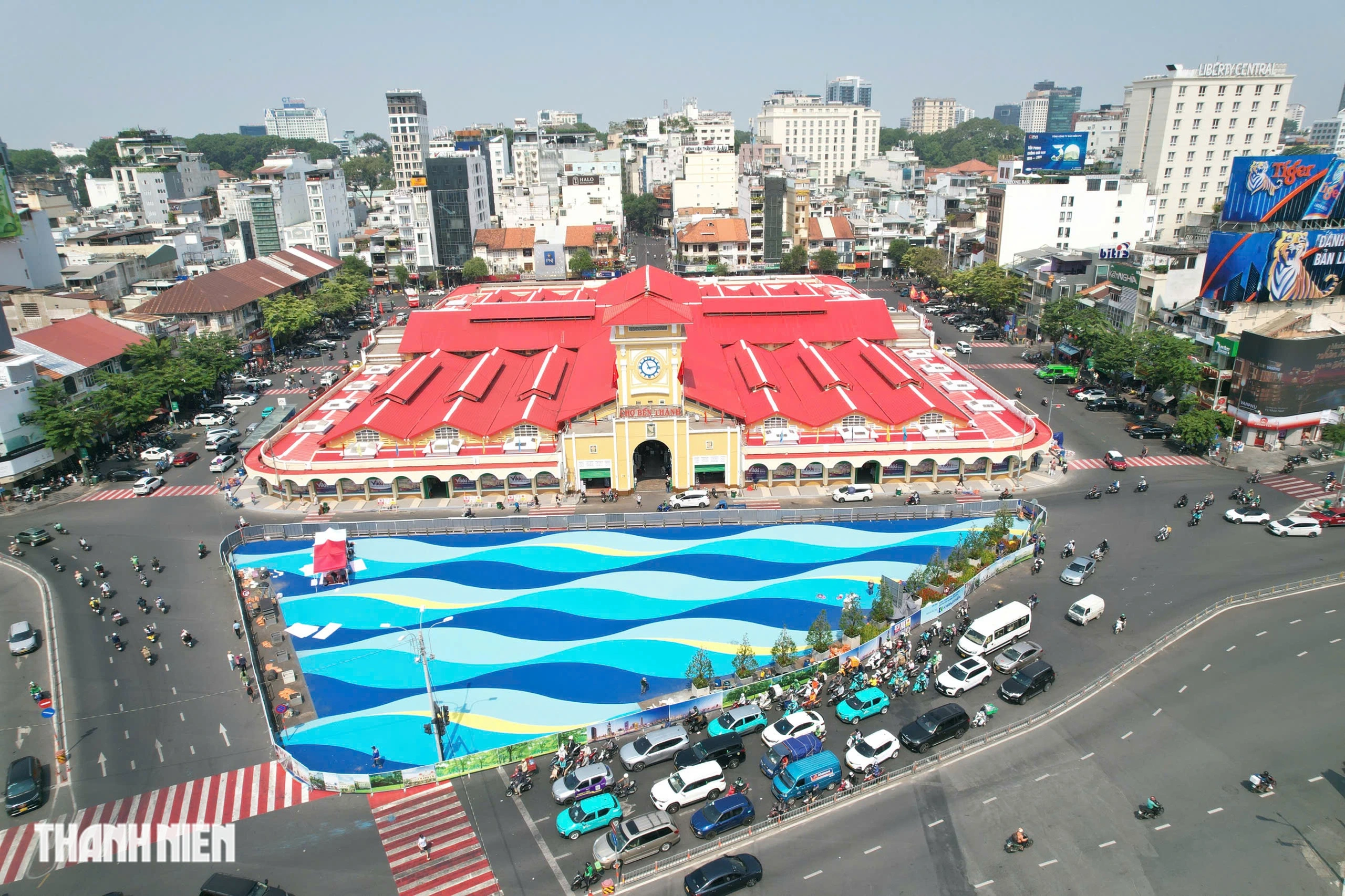 Nhìn từ những “tấm áo mới”